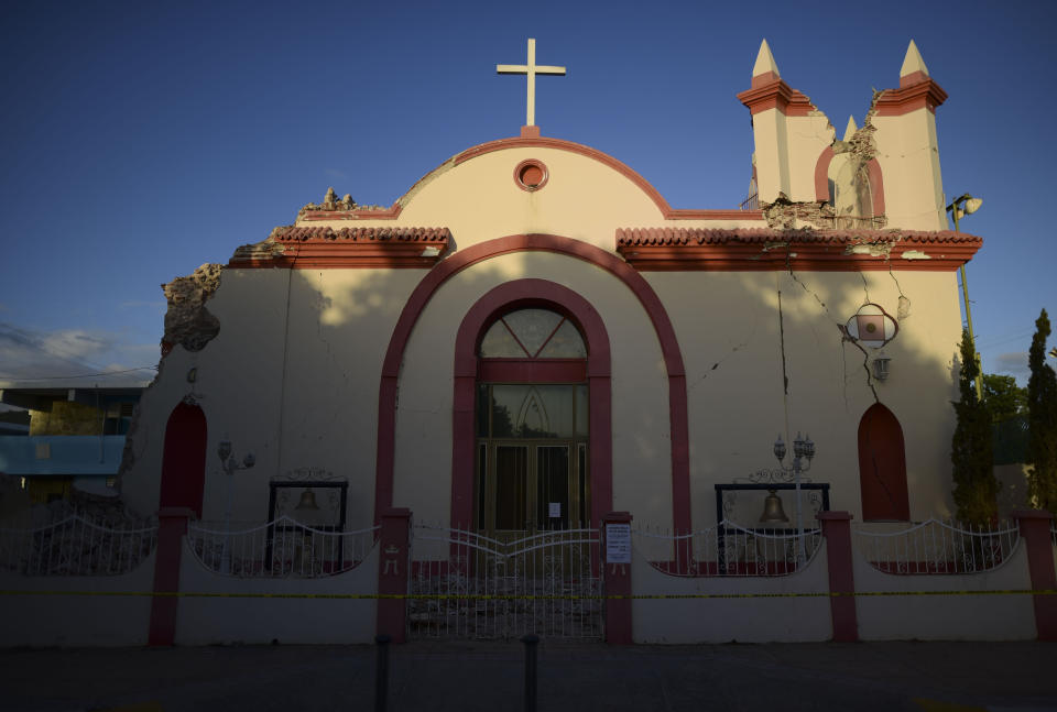 La iglesia católica de la Inmaculada Concepción tuvo fuertes daños tras el fuerte sismo del sábado 11 de enero de 2020 porque había quedado resentida de otro sismo previo en Guanica, Puerto Rico. (AP Foto/Carlos Giusti)