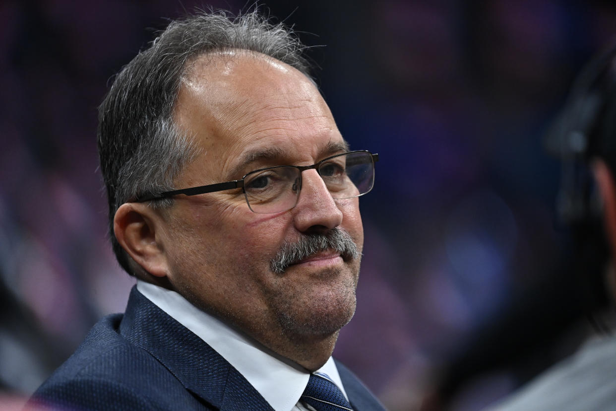 Basketball: TNT analyst Stan Van Gundy looks on during the Sacramento Kings vs New York Knicks game at Golden 1 Center. 
Sacramento, CA 3/9/2023 
CREDIT: John W. McDonough (Photo by John W. McDonough/Sports Illustrated via Getty Images) 
(Set Number: X164320 TK1)