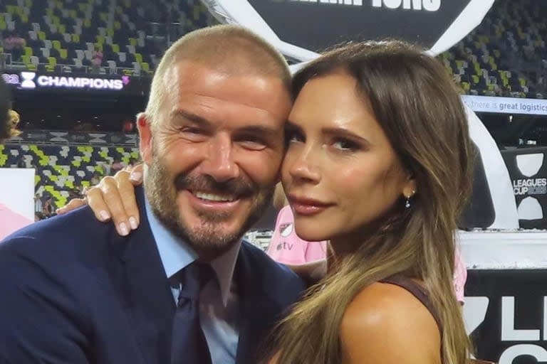 David Beckham tuvo que arreglar el televisor de la casa y Victoria lo retrató en una posición un tanto peculiar