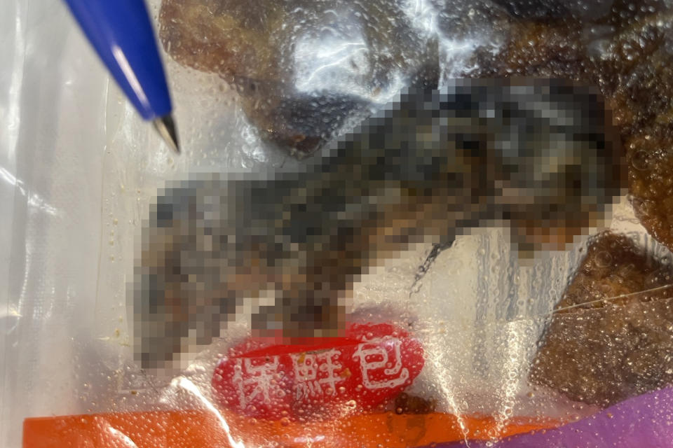 台南有民眾向市議員盧崑福服務處投訴，指稱日前在市面上買了一包零食豆乾，打開吃了一些後，發現包裝內有一隻疑似小老鼠的黑色乾屍。（圖／盧崑福服務處提供）