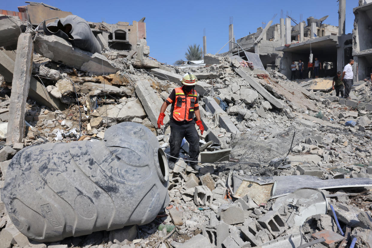 Un sauveteur palestinien recherche des victimes dans les décombres d'un immeuble à Rafah, dans le sud de la Bande de Gaza, le 12 octobre (Photo by SAID KHATIB / AFP)