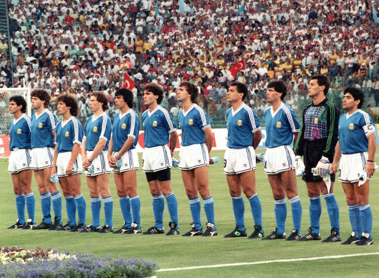 La formación argentina titular en la final del Mundial Italia 1990, perdida a manos de Alemania (1-0), con Néstor Lorenzo, el quinto desde la derecha.