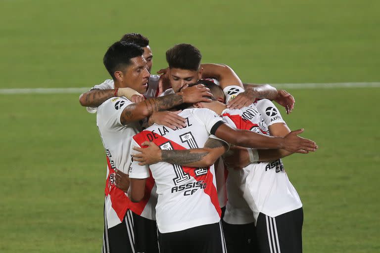 Gonzalo Montiel festeja su gol de penal durante el partido que disputan River Plate y Rosario Central.