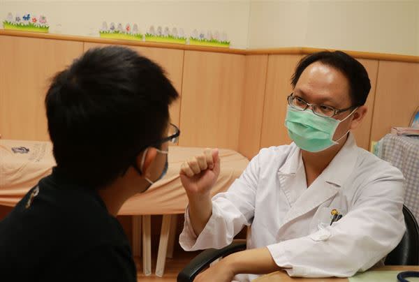 李宇正醫師細心問診追查男童拉油病因，圖為示意圖。（圖片／台中慈濟醫院提供）
