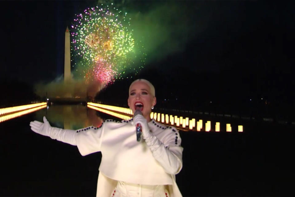 <p>Katy Perry ended out the night singing her hit "Firework" with a grand display of actual fireworks lighting up the sky.</p>