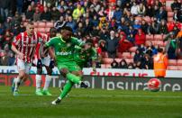 Sunderland's forward Jermain Defoe (C) scores the equalising 1-1 goal during the English Premier League match against Stoke City in Stoke-on-Trent, on April 30, 2016