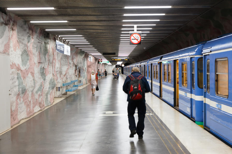 <p>En la parada de Mörby Centrum, las paredes cambian de color (blanco, rosa o verde grisáceo), dependiendo del lugar en el que se coloquen los pasajeros en el andén. (Foto: Getty Images).</p> 