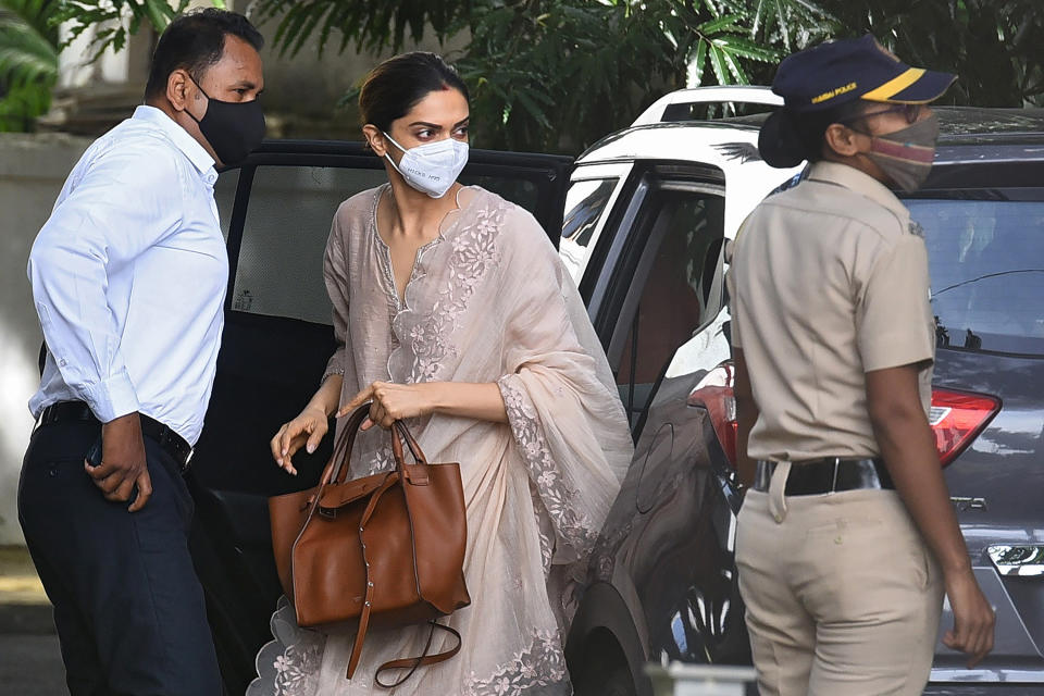 Bollywood actress Deepika Padukone (C) arrives to attend questioning by Narcotics Control Bureau (NCB) officials, in Mumbai on September 26, 2020. - Padukone was questioned on September 26 by Indian authorities in connection with a drugs probe into the suicide of actor Sushant Singh Rajput. (Photo by Samit Jadhav / AFP) (Photo by SAMIT JADHAV/AFP via Getty Images)