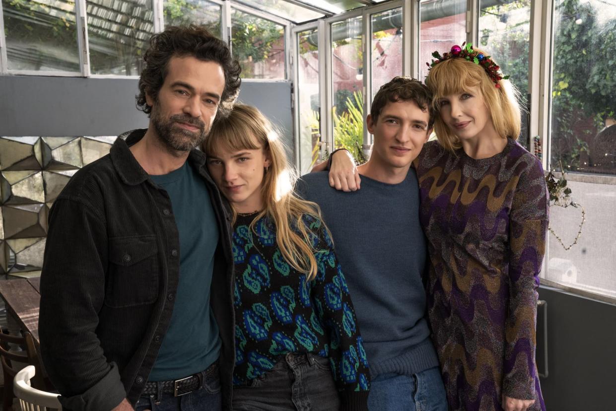 Romain Duris, Megan Northam, Aliocha Schneider et Kelly Reilly dans la série 