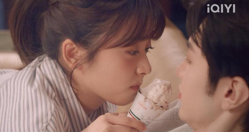 《我的反派男友》沈月、陳哲遠上演「冰淇淋之吻」。（翻攝自愛奇藝國際站）