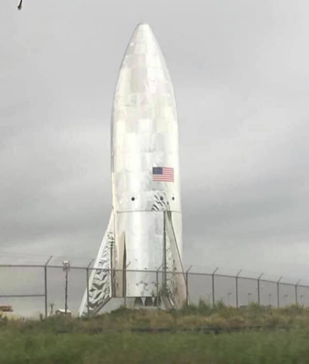 Un gran prototipo de acero inoxidable de lo que podría ser la nave de SpaceX para misiones a Marte se alza en el puerto espacial de esa empresa en Boca Chica, Texas. (Facebook / SpaceX Boca Chica Group)
