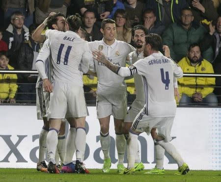 Jugadores del Real Madrid celebran el gol del triunfo frente al Villarreal por la Liga española. Estadio La Cerámica, Villarreal, España, 26/02/17. Real Madrid venció el domingo por 3-2 en su visita al Villarreal, luego de ir perdiendo 0-2 y con las tres anotaciones en el segundo tiempo, para mantener el liderato de la Liga española con un punto por sobre el Barcelona. REUTERS/Heino Kalis