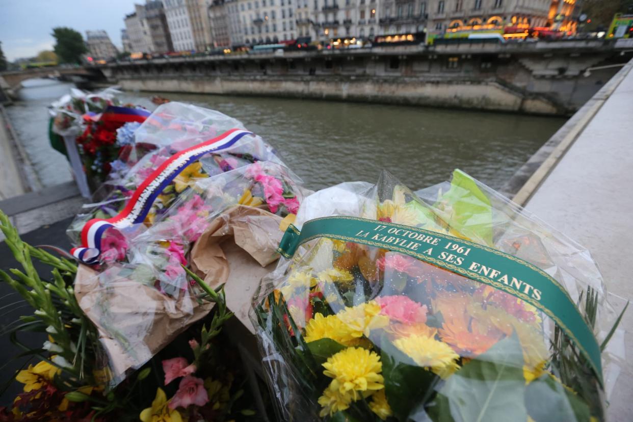 Des gerbes de fleurs déposées sur les bords de Seine en la mémoire des Algériens disparus le 17 octobre 1961 à Paris - THOMAS SAMSON / AFP