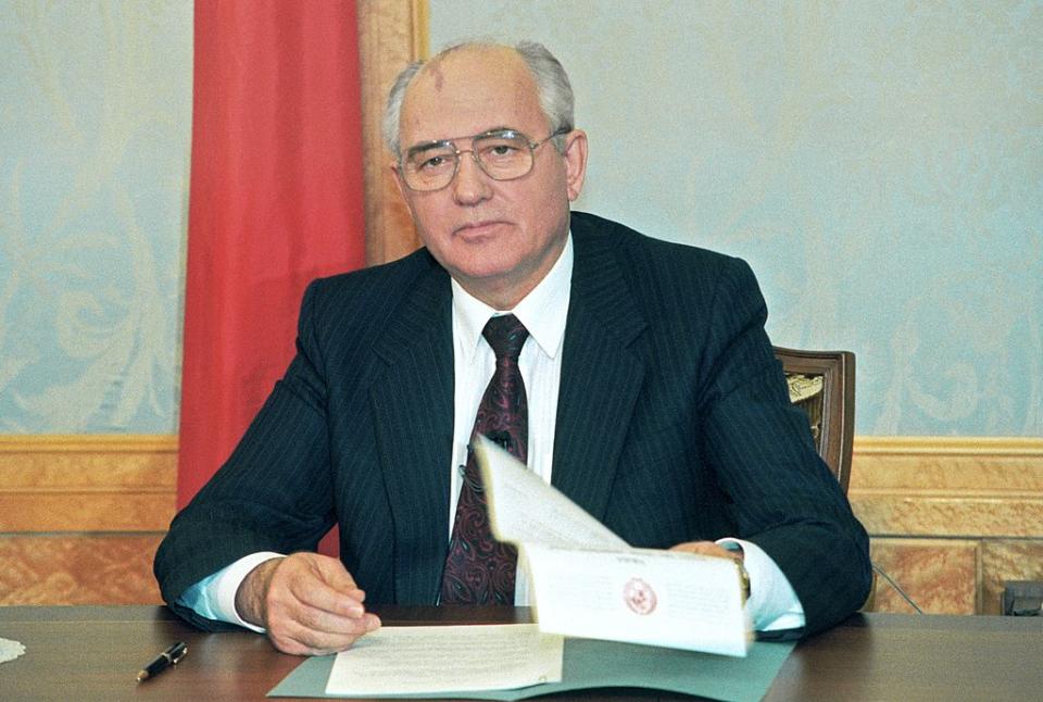 <p>Tout s’enchaîne alors très vite. Les accords d’Ama-Alta (novembre 1991) et ceux de Minsk (décembre), créent la Communauté des États indépendants (CEI). Gorbatchev démissionne de son poste de président de l'URSS le 25 décembre et le lendemain, le Soviet suprême dissout l'URSS et s’autodissout. C’en est fini du Bloc de l’Est. Le communisme soviétique a vécu.</p> 
