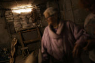 <p>La única luz natural que recibe en los últimos meses es cuando se sienta junto a las escaleras que conducen hacia una puerta que da a la calle. (Foto: Nacho Doce / Reuters).</p> 