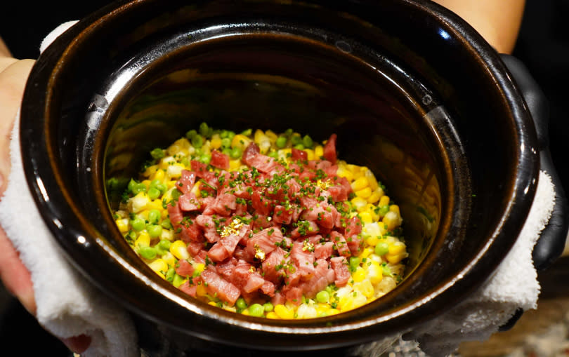 「釜飯」開鍋時香氣撲鼻，粒粒分明的飯粒也吸飽湯汁香氣。（圖／魏妤靜攝）