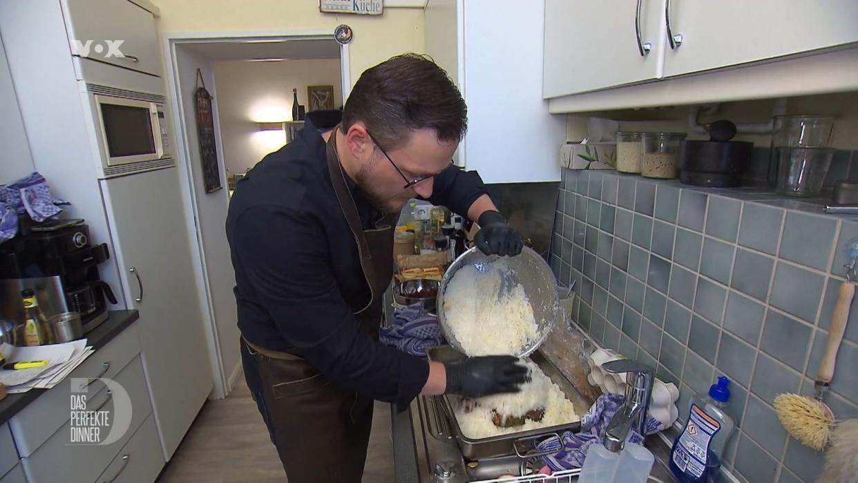 Marius verpackt seine Heidschnucke vor dem Garen in einen Salzmantel.
 (Bild: RTL)