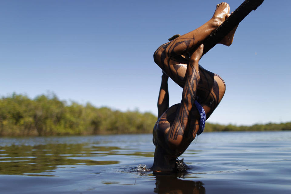 Un joven de la tribu de los Yawalapiti sumerge su cabeza en el río Xingú, en el Parque Nacional del mismo nombre. En agosto la tribu de los Yawalapiti celebró el Quarup, un ritual que dura varios días en honor de algún fallecido que tenga mucha importancia para la comunidad. Este año se celebró en honor de un miembro de la tribu considerado un gran líder y de Darcy Ribeiro, un conocido autor, antropólogo y político buen conocedor de la relación entre los nativos y la educación en Brasil. REUTERS/Ueslei Marcelino