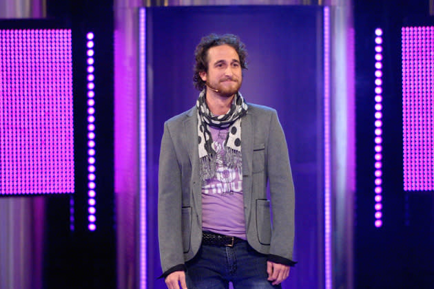 Pretty in purple: Chris aus Köln stellt sich den Singlefrauen (Bild: RTL)