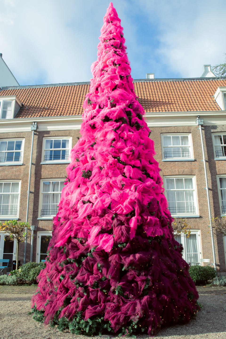 Roksanda decorates a Christmas tree with tulle for the boutique hotel Pulitzer in Amsterdam