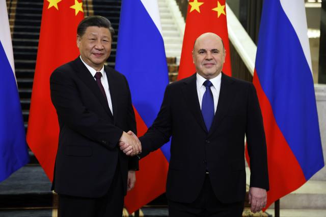 Michail Mischustin (r), Ministerpr&#xe4;sident von Russland, empf&#xe4;ngt Xi Jinping, Pr&#xe4;sident von China, zu Gespr&#xe4;chen in Moskau (Bild: dpa)