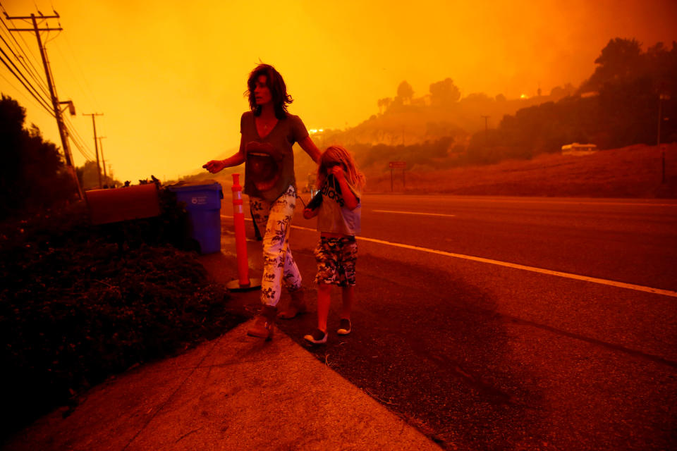 Gabi and Jonah Frank walk on Pacific Coast Highway as the Woolsey Fire threatens their home in Malibu, Calif., Nov. 9, 2018. (Photo: Eric Thayer/Reuters)