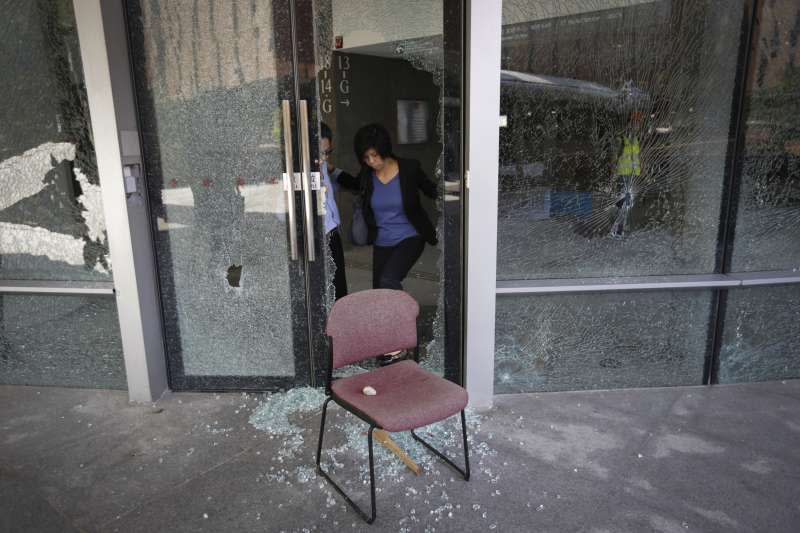 香港理工大學校內的星巴克遭示威者「裝修」破壞。（AP）