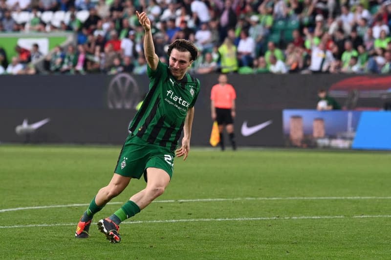 Monchengladbach's Rocco Reitz celebrates his side's third goal during the German Bundesliga soccer match between VfL Wolfsburg and Borussia Moenchengladbach at the Volkswagen Arena. Swen Pförtner/dpa