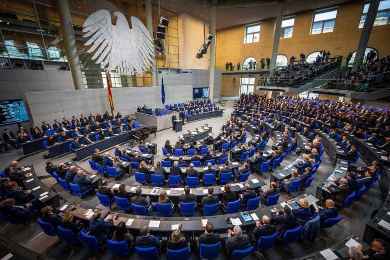 Baerbel Bas (c), President of the German Bundestag, speaks during the German Bundestag's memorial service to commemorate the victims of National Socialism. Michael Kappeler/dpa