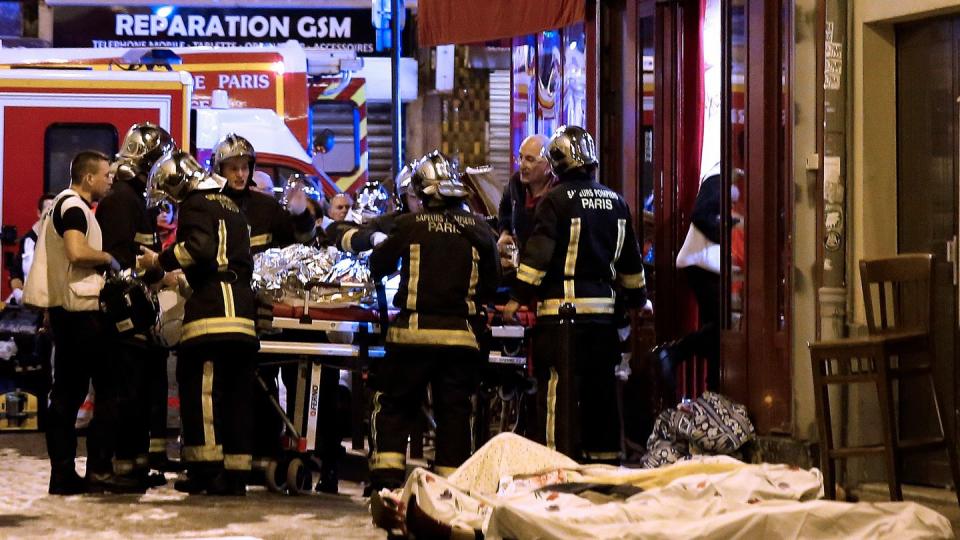Bei einer verheerenden Serie von Terroranschlägen in Paris im November 2015 töten Extremisten 130 Menschen und verletzen 350 weitere.