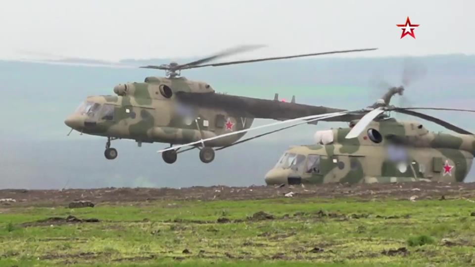 A pair of Mi-8MTPR-1 helicopters. The letter ‘V’ indicates they are from the Eastern Military District. <em>TV Zvezda</em>