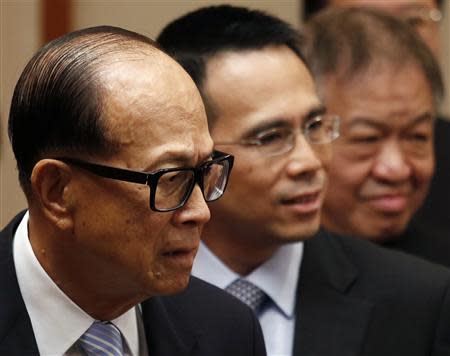 (L-R) Hutchison Whampoa Limited Chairman Li Ka-shing, Deputy Chairman Victor Li and Group Managing Director Canning Fok attend a news conference in Hong Kong March 21, 2014. REUTERS/Bobby Yip