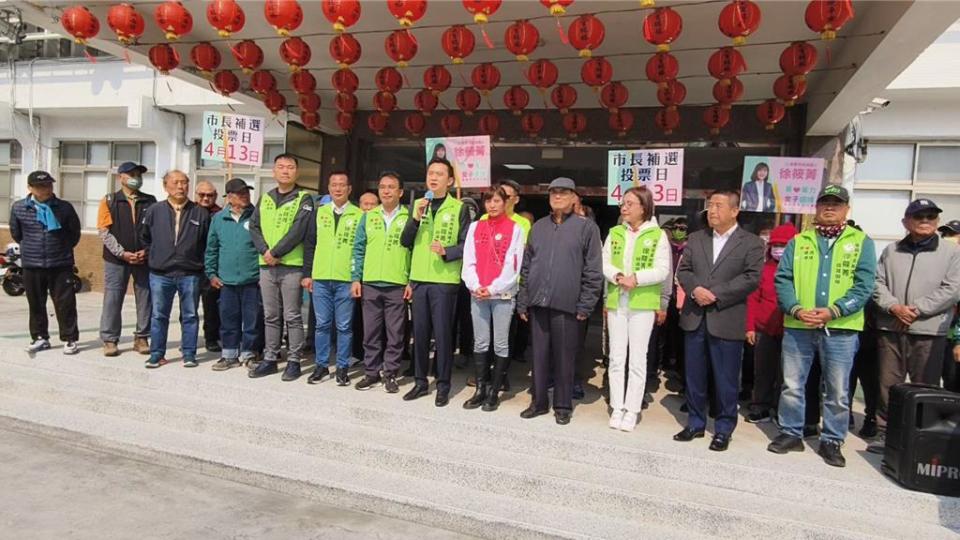 民進黨苗栗縣議員徐筱菁（著紅外套者）8日登記參選苗栗市長。（讀者提供／謝明俊苗栗傳真）