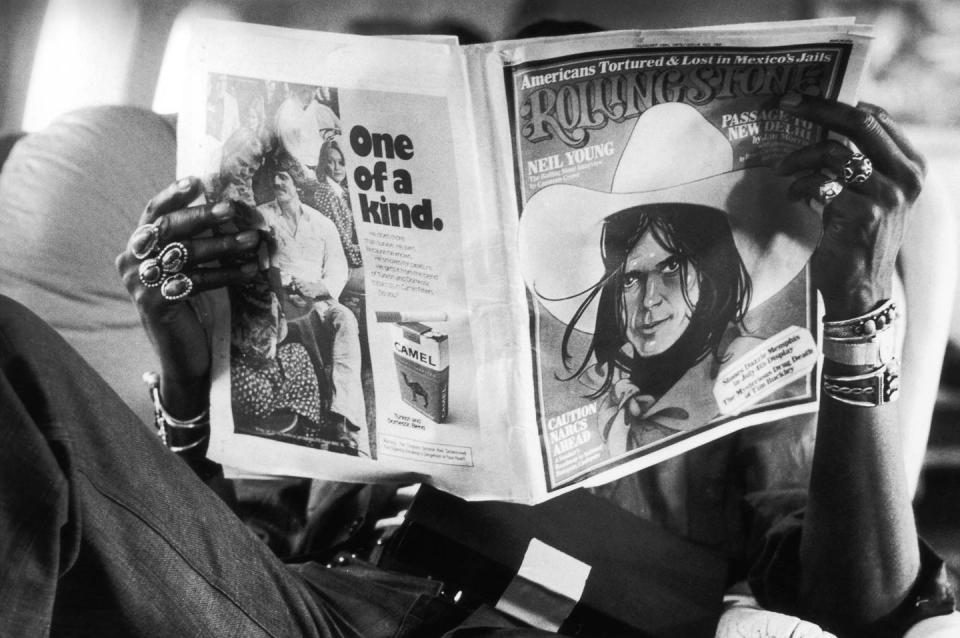 <p>Percussionist Ollie Brown relaxes with a <em>Rolling Stone</em> magazine while on tour with the Rolling Stones in 1975.</p>