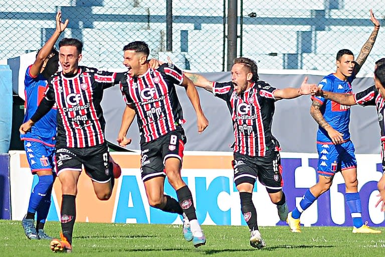 El festejo de los jugadores de Chacarita tras derrotar a Tigre en 32vos de final 