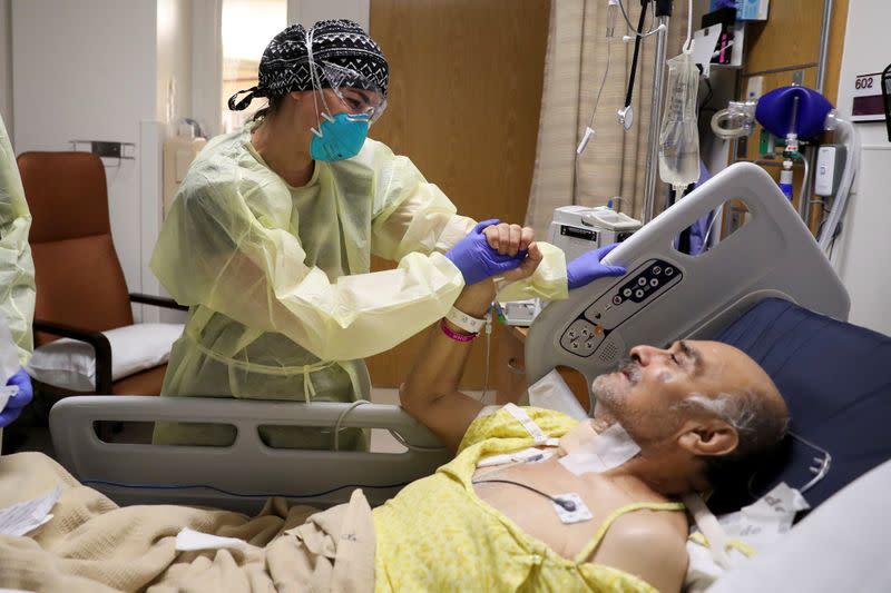 Zafia Anklesaria, codirectora de la unidad de cuidados intensivos en el Centro Médico del Hospital Dignity Health California de CommonSpirit, de 35 años y con siete meses de embarazo, remueve un tubo de traqueotomía a un paciente durante el brote de coronavirus en Los Angeles, California, EEUU