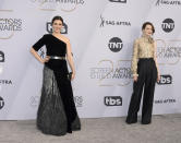 <p>Während Emma Stone (r.) an diesem Abend ein Gold-Outfit wählte, entschied sich Rachel Weisz (l.) für einen Look mit silbernem Highlight. Das asymetrische Kleid von Givenchy beeindruckte vor allem mit einem Rockteil aus silbernen Fäden. Ein farblich passender Metallgürtel und Ohrringe von Cartier komplettierten den Style. (Bild: Jordan Strauss/Invision/AP) </p>