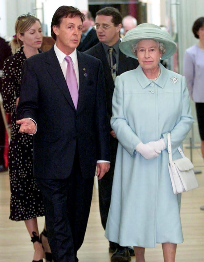 Paul McCartney con Isabel II