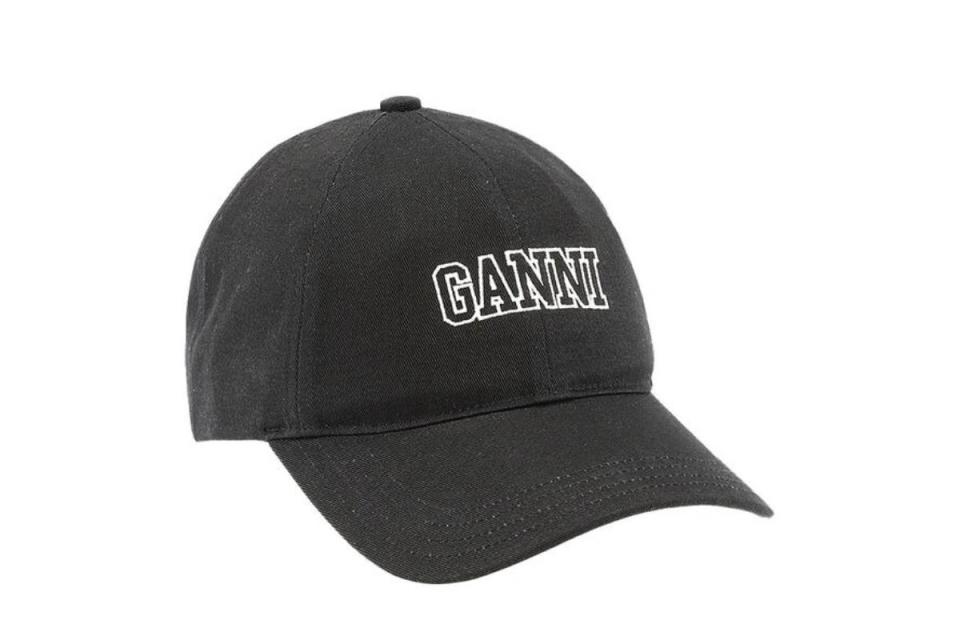 GANNI黑色刺繡徽標帽，NT$3,257圖片來源：GANNI官網