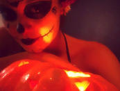 Sophie Charlotte caprichou na maquiagem de caveira mexicana e ainda posou em clima de filme de terror, com uma abóbora de Halloween. (Reprodução/ Instagram)