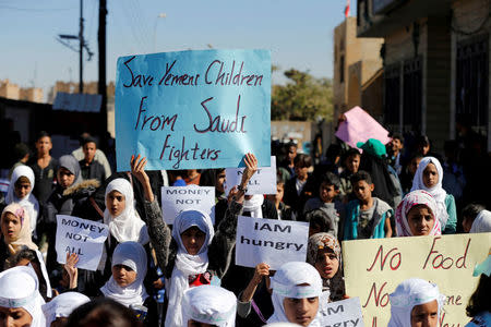 FILE PHOTO: Children protest against the Saudi-led coalition outside the U.N. offices in Sanaa, Yemen November 20, 2017. REUTERS/Khaled Abdullah - File Photo