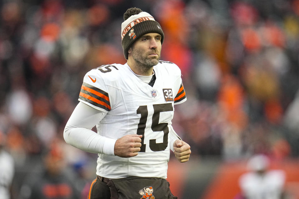 Cleveland Browns quarterback Joe Flacco runs off the field at half time of an NFL football game Cincinnati Bengals in Cincinnati, Sunday, Jan. 7, 2024. (AP Photo/Sue Ogrocki)