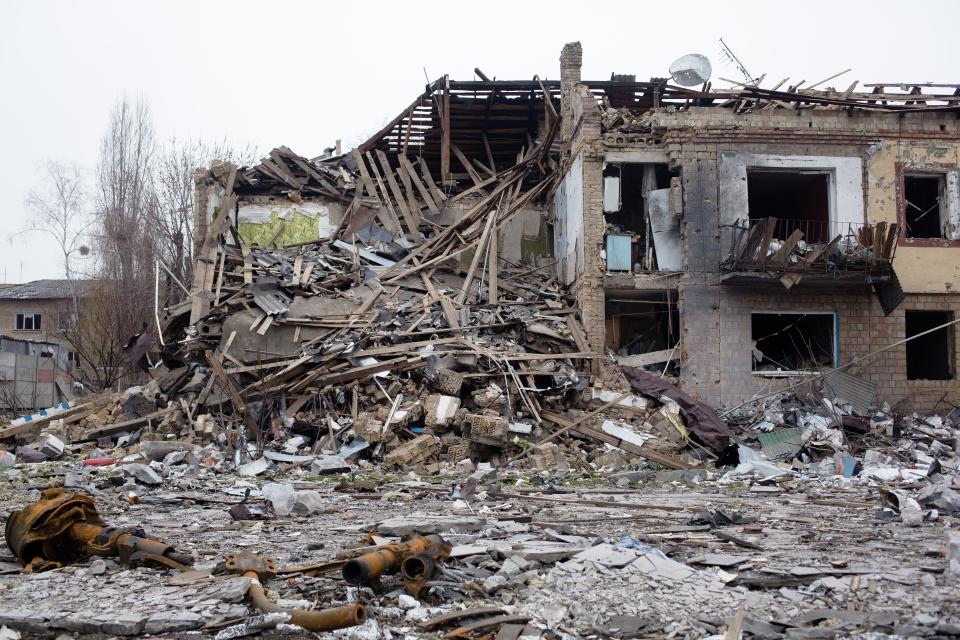 BORODIANKA, UKRAINE - APRIL 05: A view of the destroyed residential block on April 5, 2022 in Borodianka, Ukraine. The Russian retreat from Borodianka and other towns near Kyiv have revealed the extent of devastation from that country's failed attempt to seize the Ukrainian capital. The Ukrainian government expects a renewed battle in the east, after Russia largely withdrew its forces from around Kyiv. (Photo by Anastasia Vlasova/Getty Images) ORG XMIT: 775797090 ORIG FILE ID: 1239769835