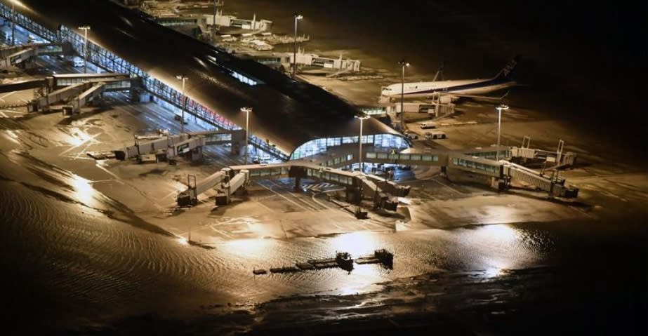 日本遭受25年來最強颱風燕子侵襲，關西國際機場淹水封閉。（中央社檔案照片／共同社提供）