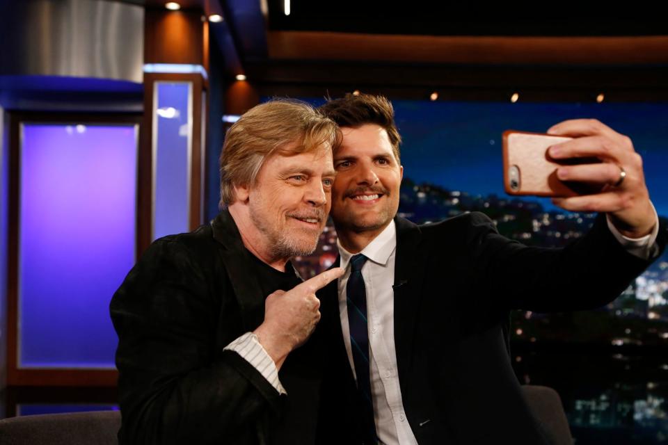 Sicher: Dank seiner Rolle als Luke Skywalker hat Mark Hamill (links) sicher viele prominente Fans. "Parks And Recreation"-Star Adam Scott dürfte aber einer der größten sein, er lud den "Star Wars"-Darsteller sogar zu seinem Kindergeburtstag ein. Feiern konnte er erst Jahre später: Bei "Jimmy Kimmel" traf Scott auf sein Idol und konnte es kaum fassen. (Bild: Randy Holmes/Walt Disney Television via Getty Images)