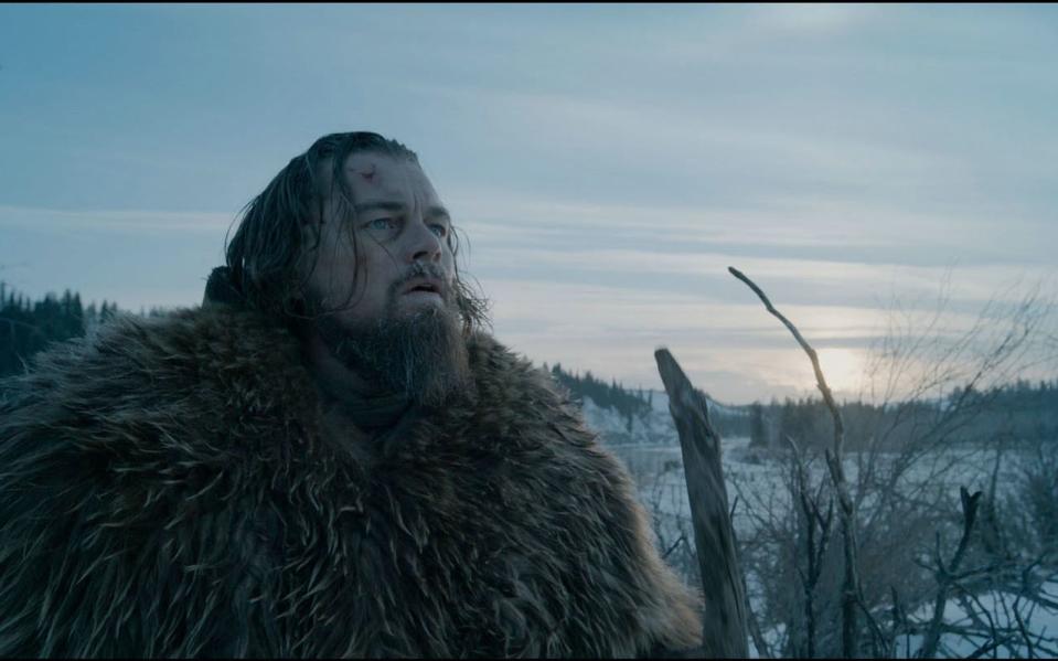 Hugh Glass (Leonardo DiCaprio) kämpft trotz einer schweren Verletzung in der unerbittlichen Natur um sein Leben.  (Bild: Fox)