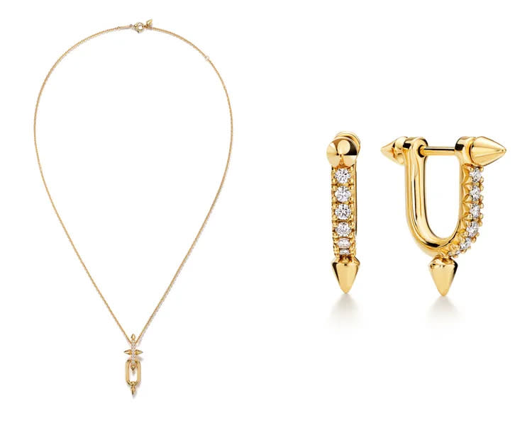 Tiffany Titan by Pharrell Williams系列，（左）18K黃金與鈦金鏈墜；（右）18K黃金鋪鑲鑽石耳環，可轉換成純鉚釘造型配戴。品牌提供