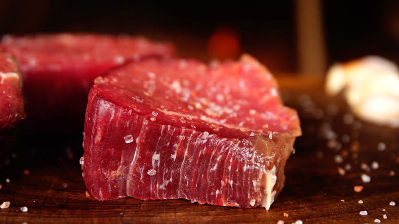 <p>La bistecca di Wagyu Kobe è una carne di manzo – proveniente da bovini giapponesi – particolarmente morbida e saporita che costa 1.000 euro al chilo. </p>