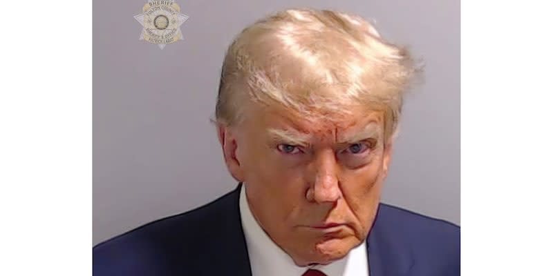 Donald Trumps "Mugshot", den er auf zahlreiche Merchandise-Artikel drucken lässt.<span class="copyright">Uncredited/Fulton County Sheriff's Office/AP/dpa</span>