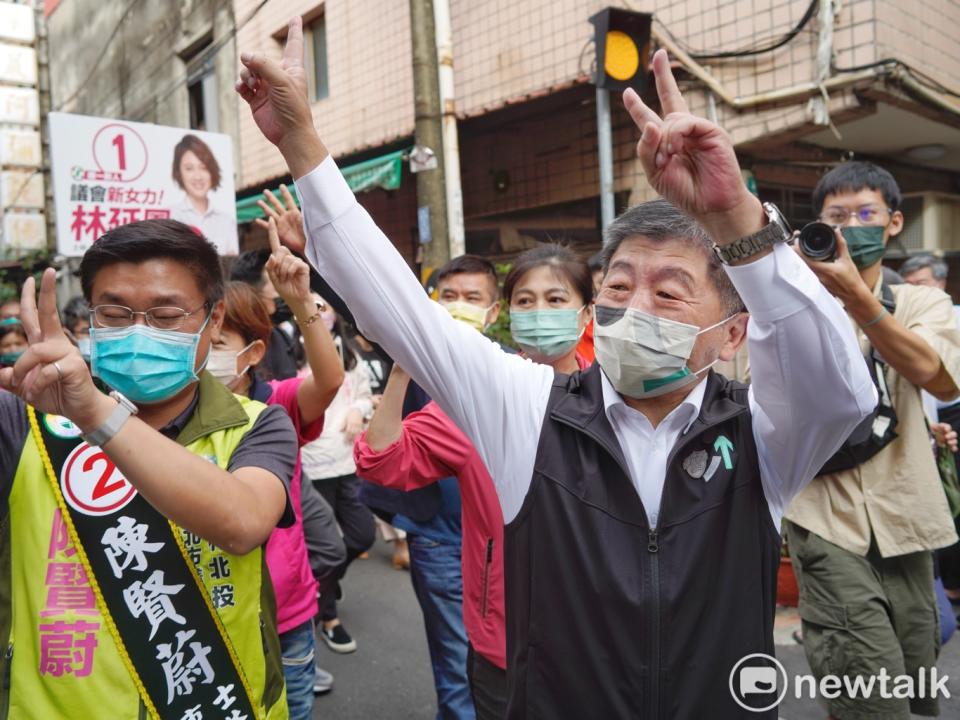 民進黨台北市長候選人陳時中18日早上在葫蘆堵市場、福華市場掃街拜票。（資料照片）   圖：張良一/攝